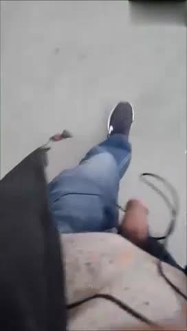【街射】街头撸管公交站牌公然对着可爱学生妹露鸡巴 预览截图 10