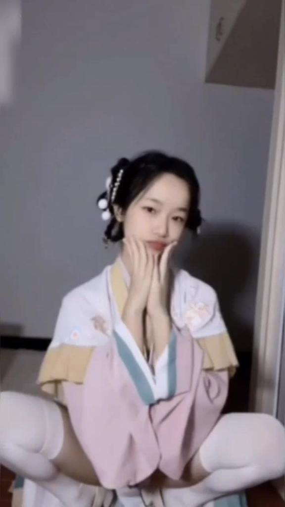 汉服清纯白嫩学生妹特反差在家裸露自拍发男友遭泄露 预览截图 7