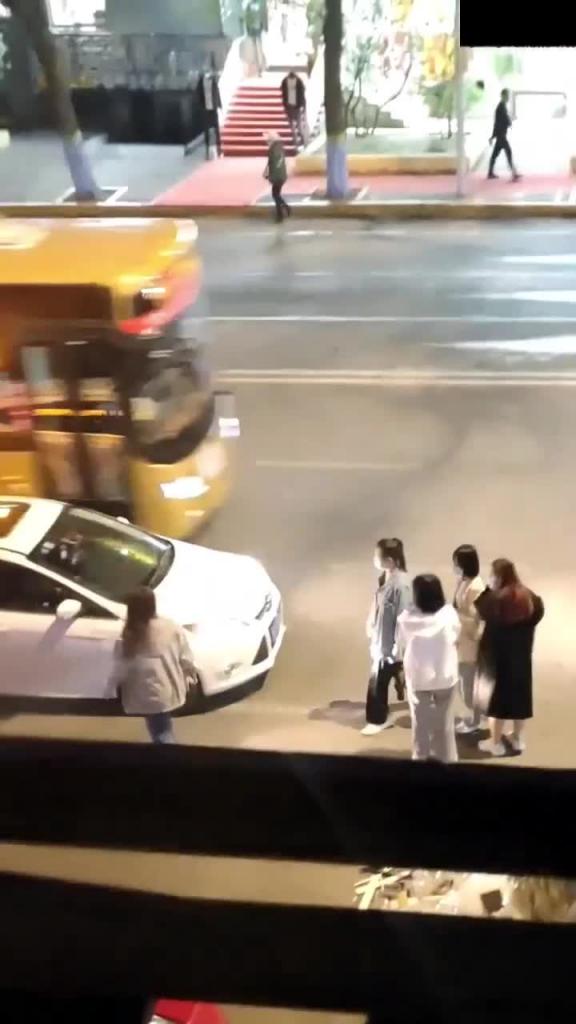 【黑虎露屌街射合集】当着美女的面露出大屌打飞机把女神吓坏了，超级炸裂，太惊险刺激变态了 预览截图 10