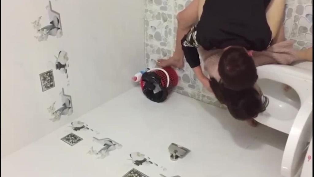 【厕所捡尸】没人性!小姐姐趴在马桶上边吐边被陌生男人狂插 预览截图 1