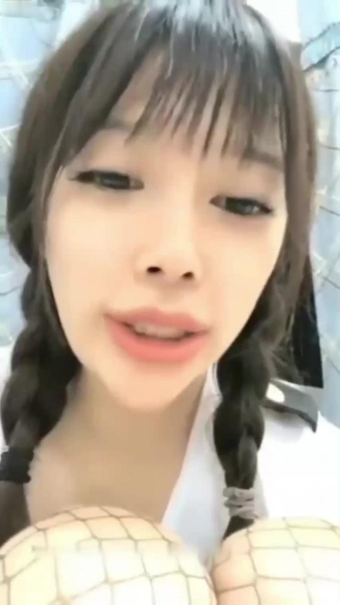 探秘双逼奇观 美女嫩妹分享双重破处经历 特写展示双穴并同时自慰惊艳众人 预览截图 3