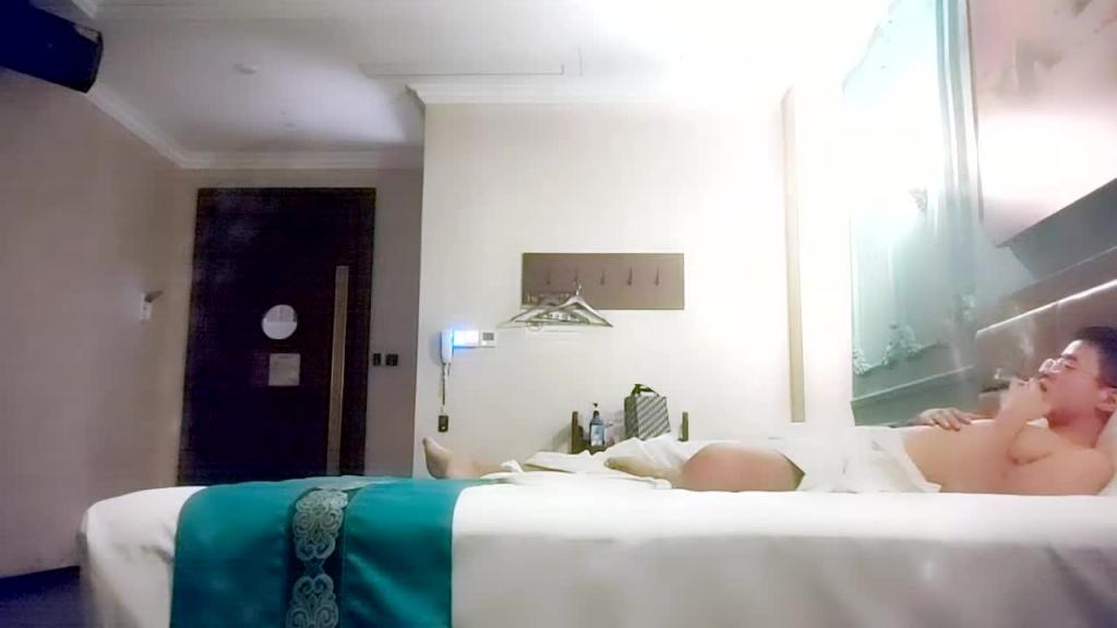 会所找女技师，豹纹短裙骚货开档丝袜诱惑，一顿输出暴操 预览截图 6