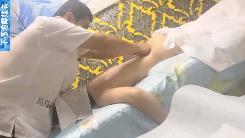 SPA按摩店偷拍,人妻勾引男技师,逼水汪汪真淫荡,无毛白虎穴 预览截图 1