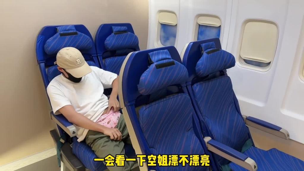 空姐的兼职，粉嫩阴道服务头等舱乘客 预览截图 1
