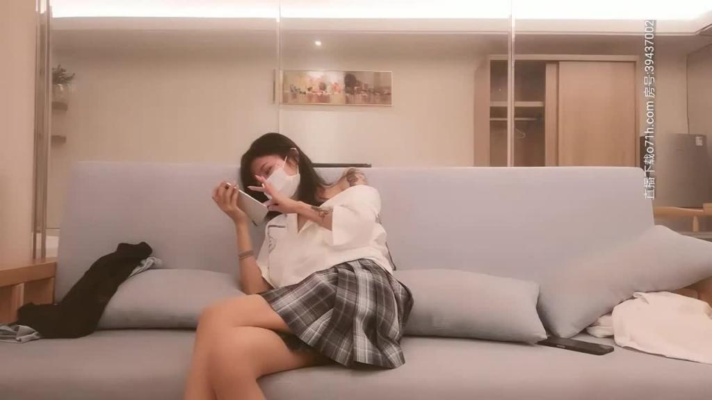 人气爆棚的可爱萝利妹子穿上高中的制服赴约 预览截图 2