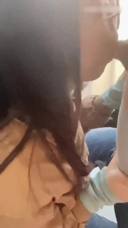 【万人求购-护士用嘴在医院给男士取精】很多人只看过片段，这次放出关于这个护士的完整版， 预览截图 2