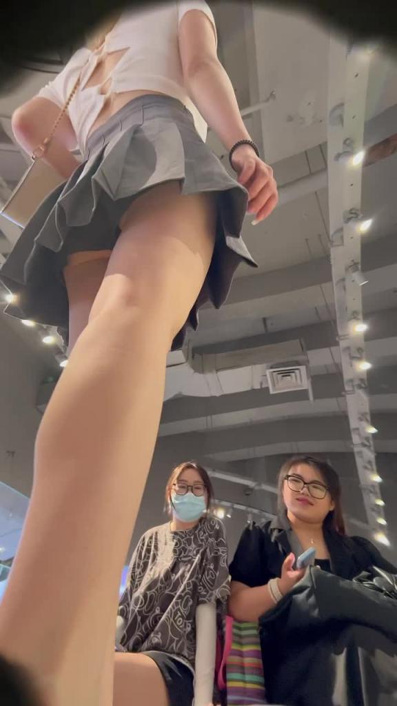 JK短裙靓妹逛街试鞋。胸大屁股大身材不错 预览截图 11