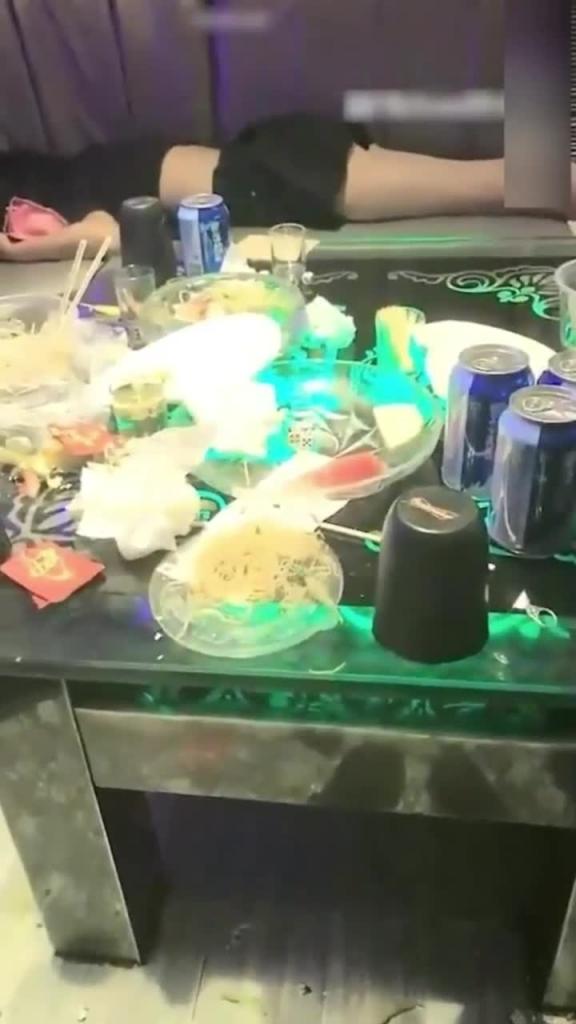 【KTV真实酒吧醉奸】无知的女孩在酒吧被灌醉被带到厕所强奸，迷迷煳煳中被渣男拿走第一次，看了还敢让你女朋友去酒吧吗！ 预览截图 12