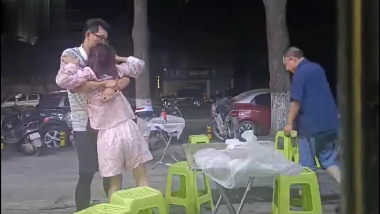 湖北街头 大爷和中年眼镜男 在路边大排档捡尸醉酒女 咸猪手摸逼揉胸 预览截图 1