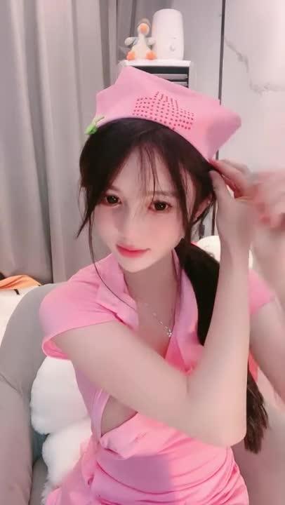 爆乳肥穴网红女神 学生护士情趣装 扭腰摆臀诱惑 白丝大长腿 大黑牛震动干净美穴 预览截图 5