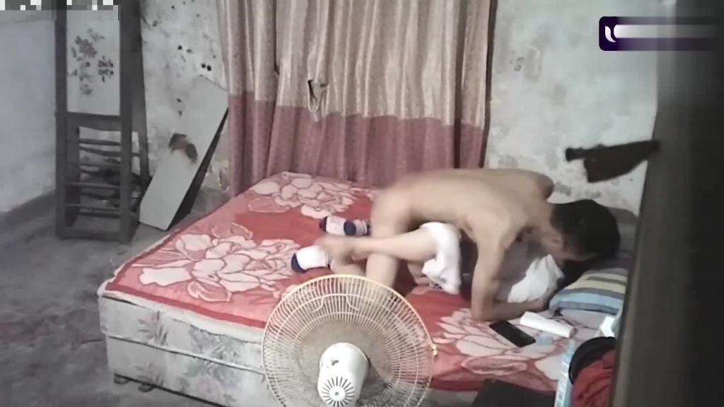 父女乱伦妈妈不在家父亲半夜偷摸熘进女儿房间操女儿 预览截图 1