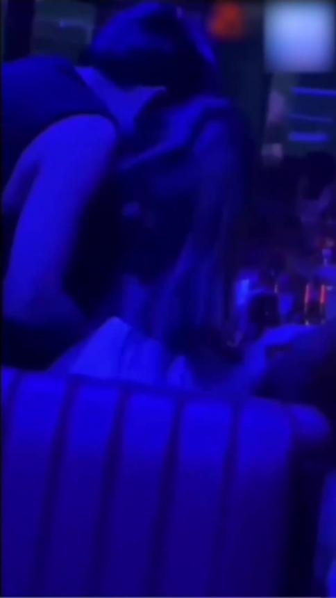 疯狂夜店 玩老太太的男模 酒后乱性的闺蜜！被随意玩弄的舞女！卡座，过道，卫生间都充满了糜烂的淫味儿 预览截图 7