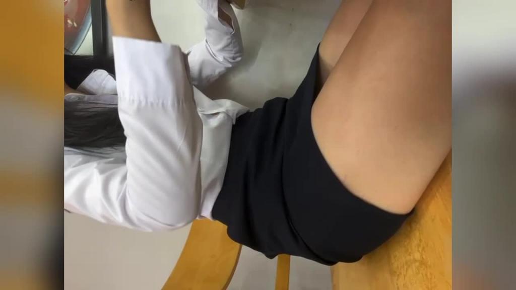 反差学生母狗被男友远程跳弹遥控在瑞幸多人面前高潮喷尿 预览截图 2