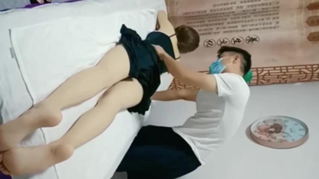 【真实女子SPA】中医馆内推油按摩被干，老公还打电话来，忽悠老公什么没干 预览截图 1