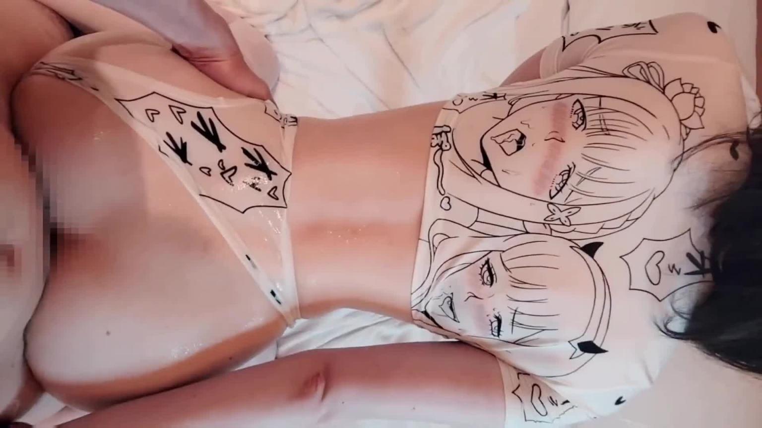 可爱的女孩穿着带有淘气卡通的衣服,在乳液上做爱-甜蜜蜜情侣 预览截图 8