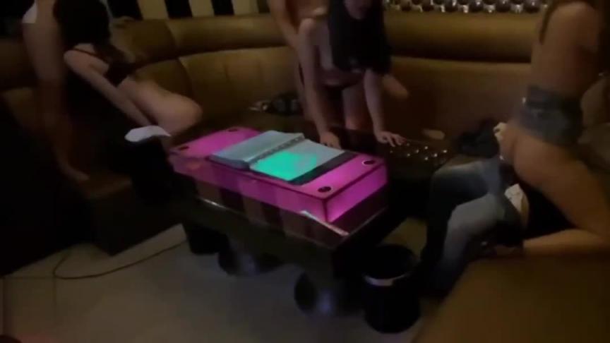 【淫乱KTV】过生日叫上闺蜜朋友去KTV,拉上服务生就开操场面淫乱口爆中出颜射 预览截图 3