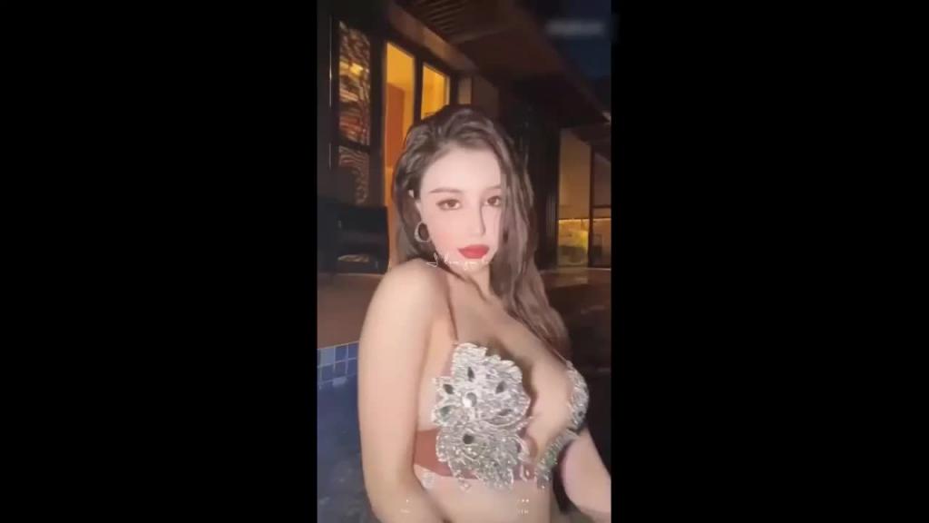 【抖音网红】56w粉丝[网一霏]最新视频12部，自拍露脸露点 预览截图 8