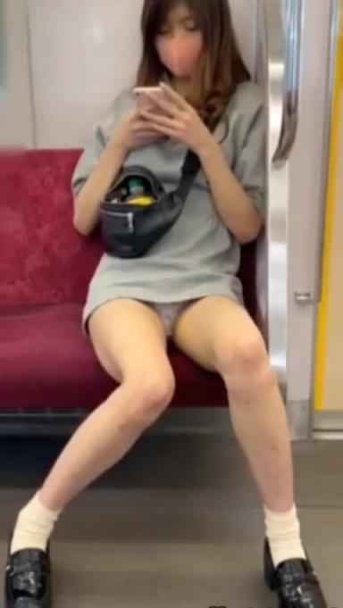 电车抄底身材极品美少女 预览截图 11
