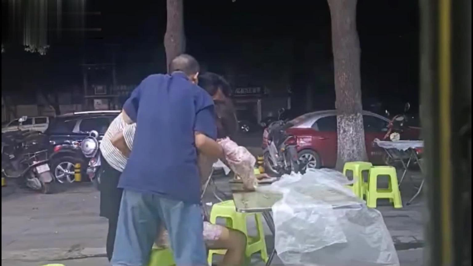 湖北街头 大爷和中年眼镜男 在路边大排档捡尸醉酒女 咸猪手摸逼揉胸 预览截图 6