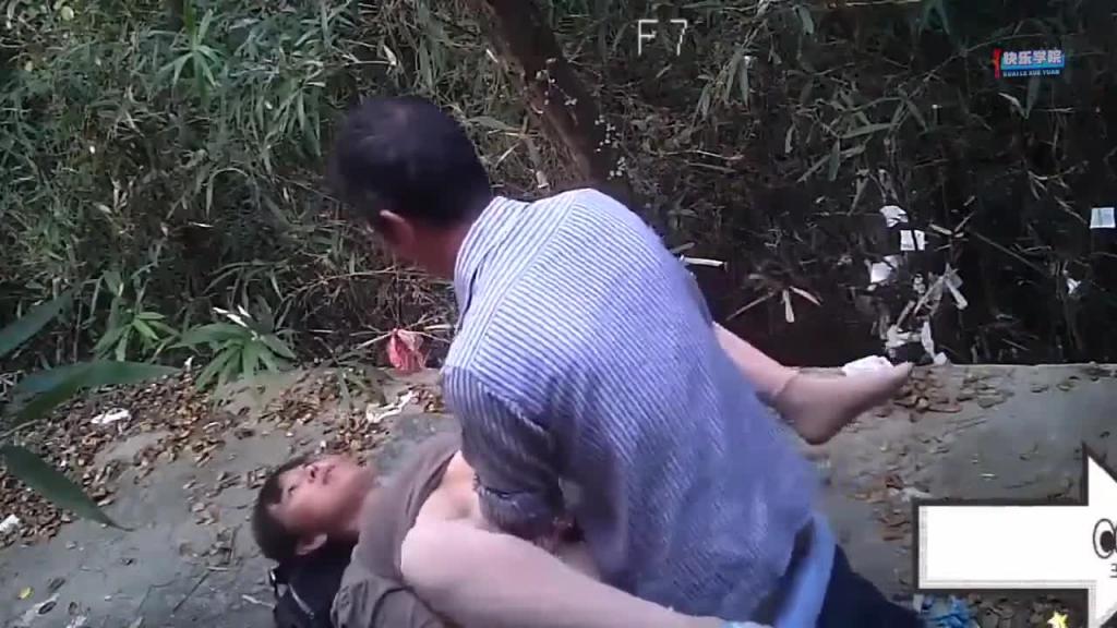 【吃瓜勐料】游客偷拍武当山小树林20元一炮,一个接着一个来 预览截图 10