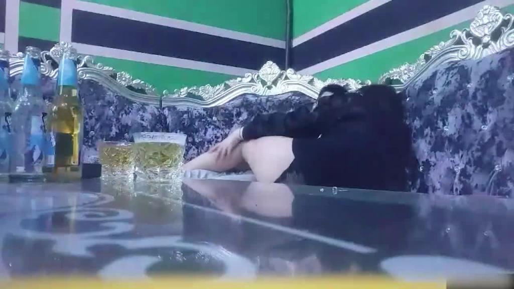 ktv勾搭极品大胸公主,商K包间玩小妹舌吻啪啪 预览截图 3