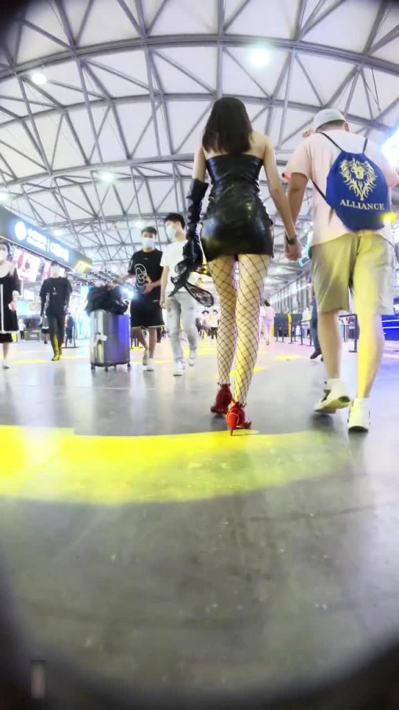 【漫展抄底】高跟网袜包臀皮裙私密处太令人向往 预览截图 1