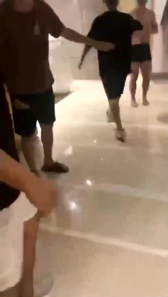 【每日一捉】男子带人捉奸,屋内竟然是两男一女 预览截图 3