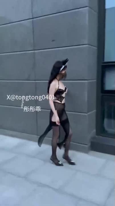 1 【重金定制】网红母狗[彤彤乖]完美露脸！挑战极限露出，风油精玩B玩废了啪啪必须3P以上才行！ 预览截图 12