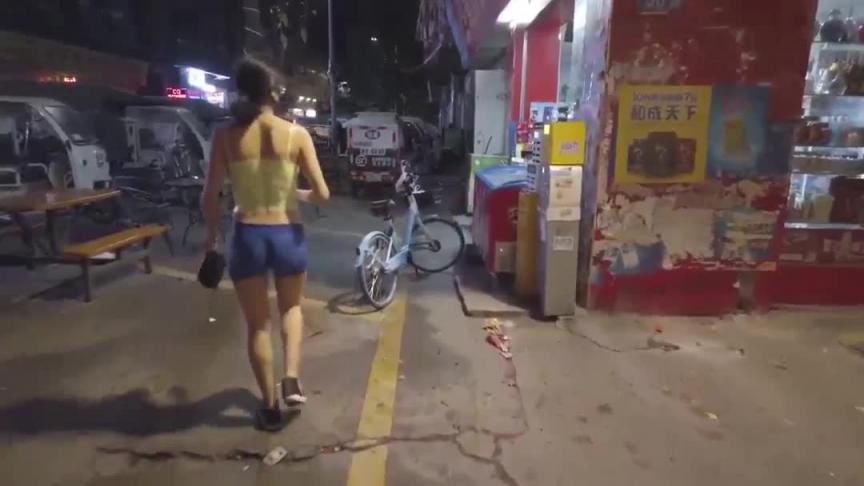 最新国产网红资源-露出女神小K接受金主私人定制️大胆尝试新露出玩法身上涂着彩绘服装夜晚街头裸行 预览截图 6