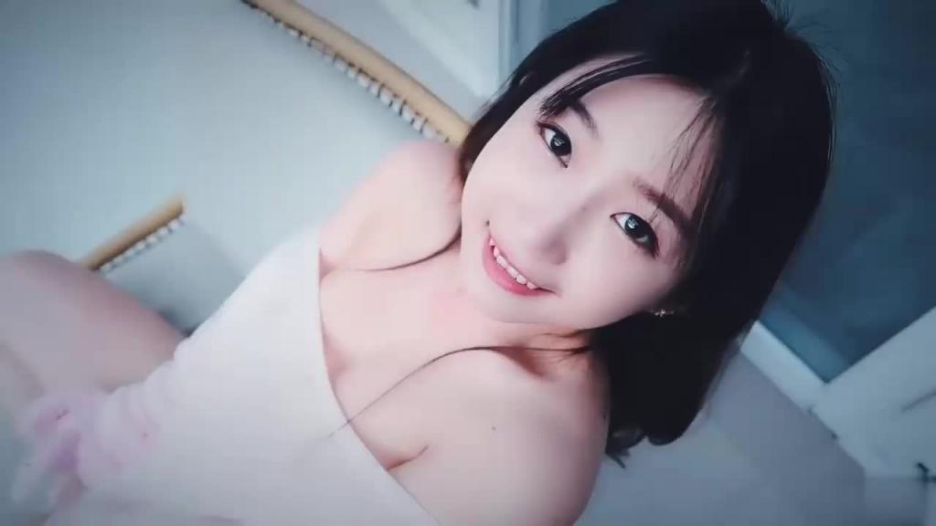 【JVID】”mini肉包“首次开腿!极品粉嫩鲍映入眼帘! 预览截图 1