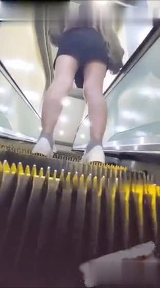 精品无内抄底,这是刚被操完就出门了 预览截图 4