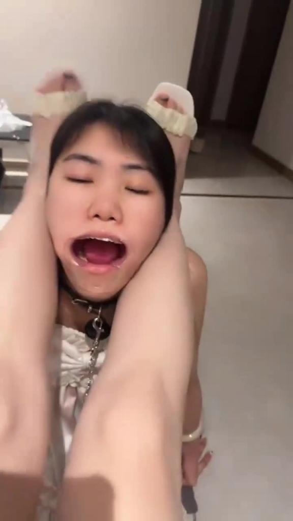 【橘子没熟】吓懵高中同学女奴裸足舔脚调教 预览截图 3