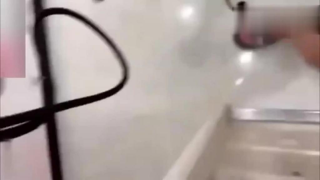 【叔侄乱伦】叔叔正在强暴姐姐被妹妹看见，叔叔你们在干嘛 预览截图 2