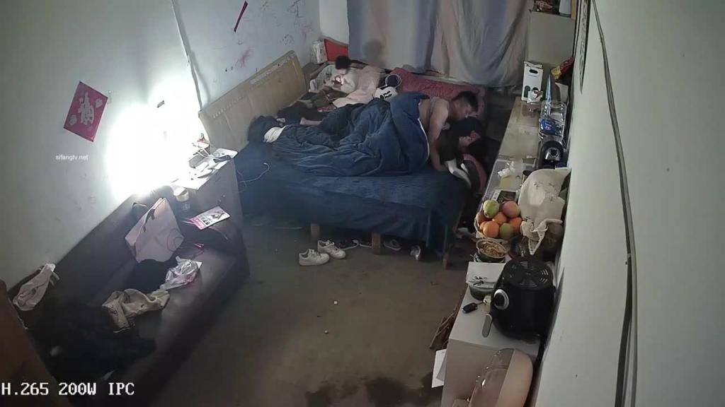 【监控偷拍】爸爸和妈妈在操逼孩子在一旁淡定玩手机 预览截图 1