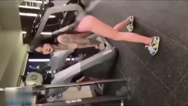 松品美女露出调教在商场厕所开炮 预览截图 5
