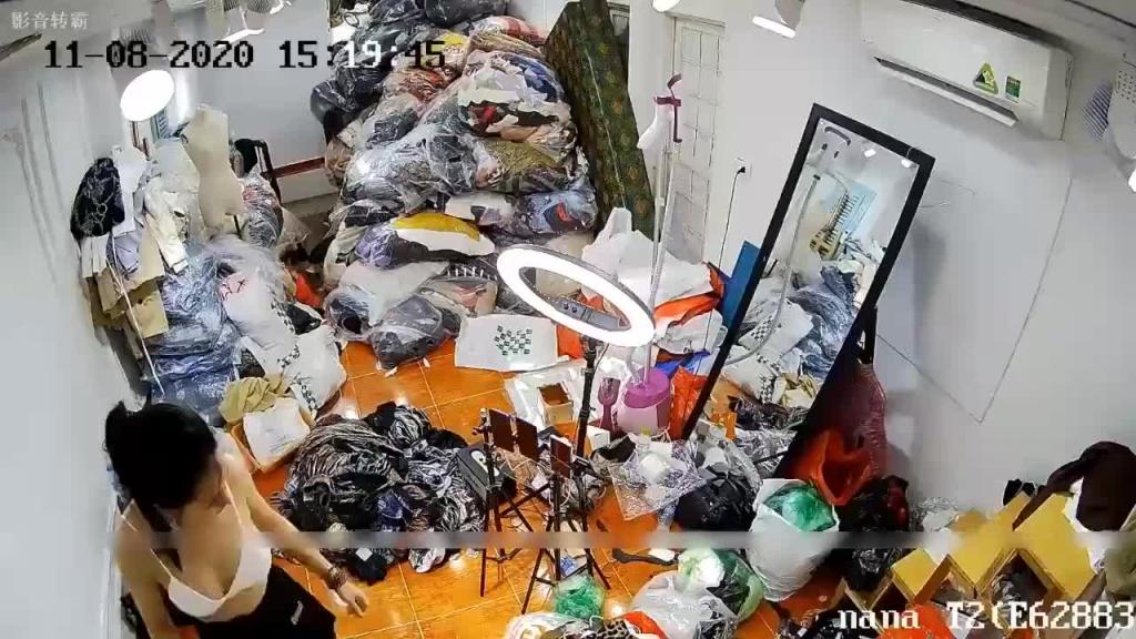 【高清监控】小姐姐直播带货过程换衣展示奶子挺屁股白 预览截图 10