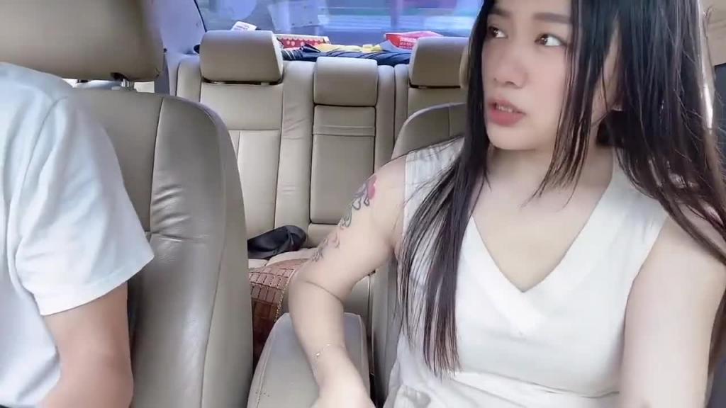 台湾SWAG ubery载到淫荡妹子Daisybaby 在车上无套干她再口爆 - Daisybaby 预览截图 2
