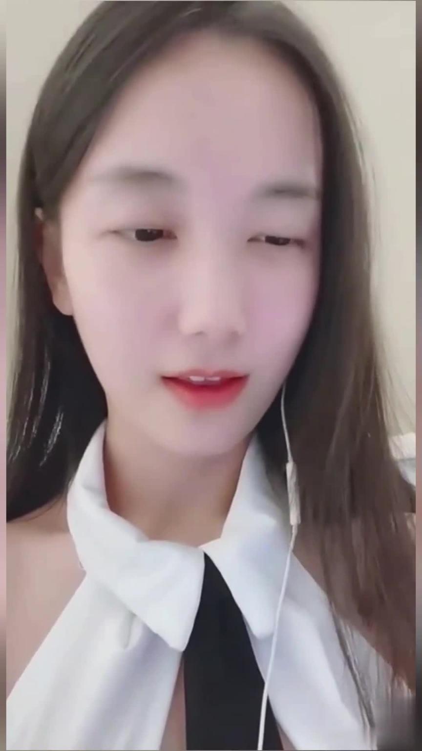 【花椒宁依纯】直播时是被舔逼高潮了吧咬唇表情迷离 预览截图 1