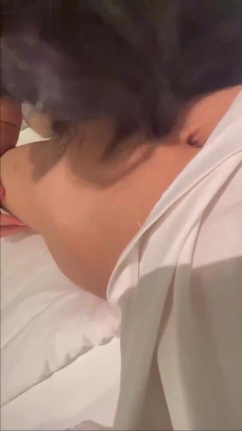 【姐弟乱伦-强上会喷水的亲姐姐】给姐姐舔脚舔穴内射,对白刺激 预览截图 3