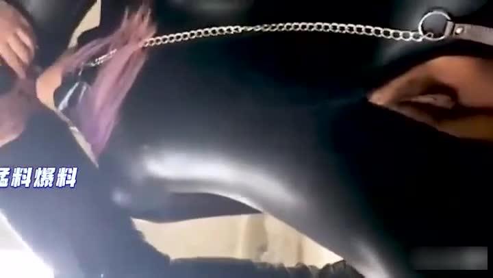 SM女王户外调教母狗,重头戏女奴嘴咬假JB插女王逼!!! 预览截图 4