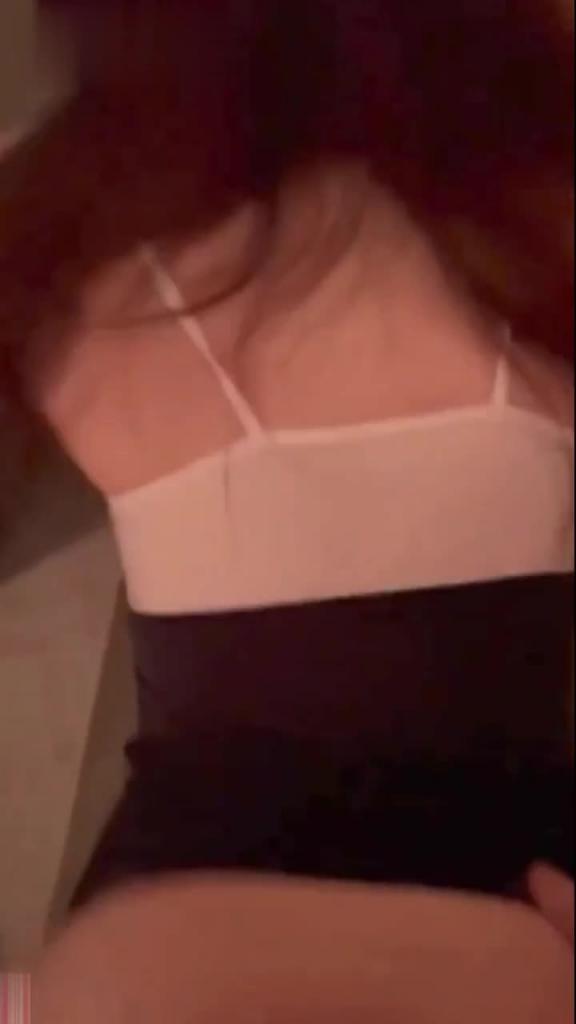 极品小姐姐被男发大哥带到酒店调教玩弄拿酒瓶子塞B! 预览截图 5