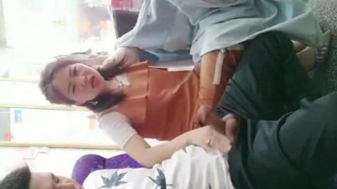 发廊老板娘勾引顾客，开着店门做爱 预览截图 1