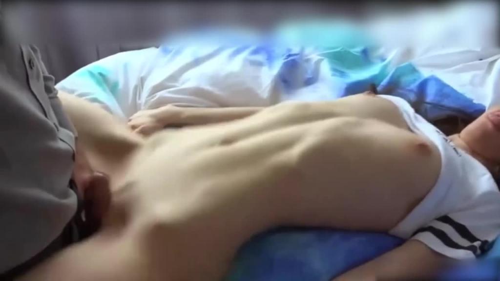 真实家庭乱伦 射到姐姐的蜜桃臀上 预览截图 6