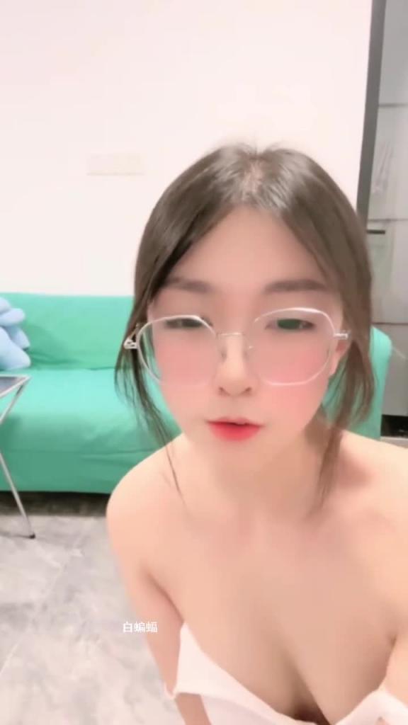 9分颜值极品眼镜女神，外表甜美实际骚得很 预览截图 1