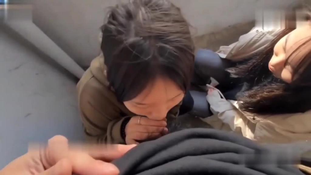 校园约炮包养两个高中小姐妹在学校天台轮流口交爽歪歪. 预览截图 9