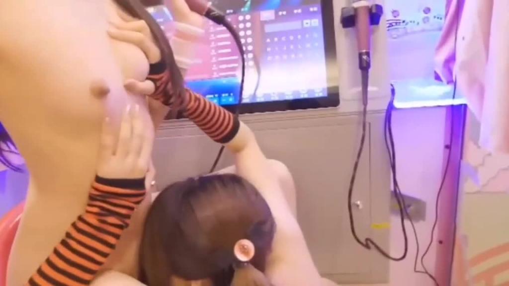 【女百合】两美少女的肉体碰撞，好像加入她们中间去一块玩 预览截图 10