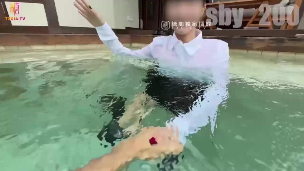 『水冰月』室外骑乘性爱体验 叔叔月月的活好吗 要把你的肉棒坐断了 预览截图 1