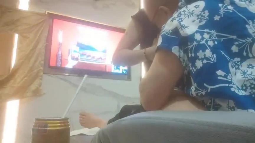 【探访按摩店】：苗条小少妇风情万种，插入骚穴射她一身 预览截图 12