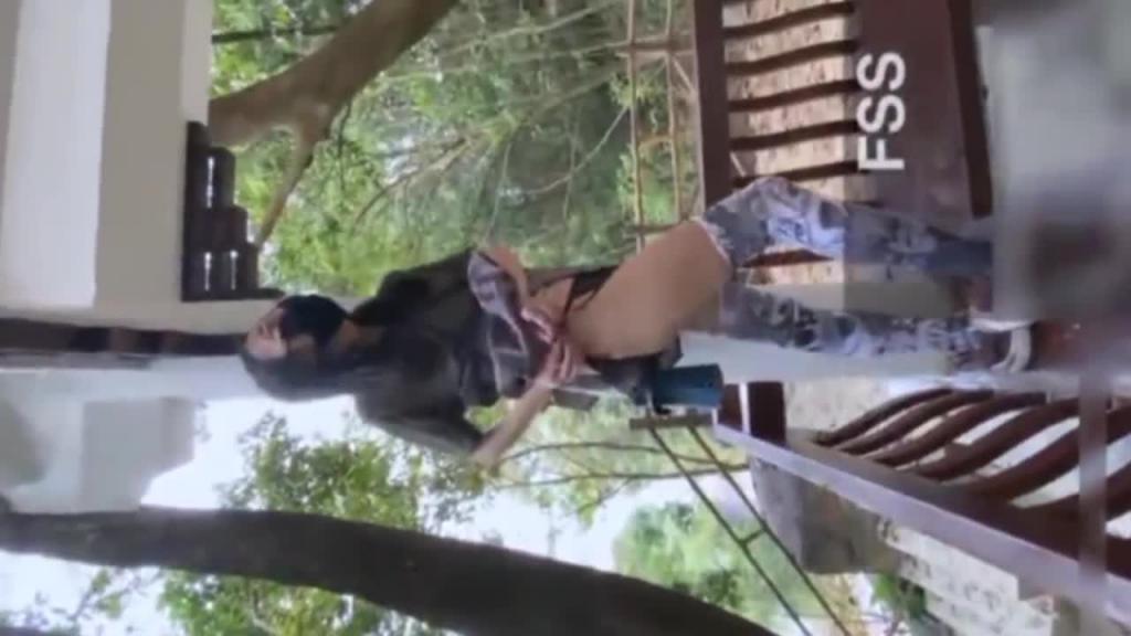 【裸奔】天花板级别露出狂人女大学生，景区露出人工湖尿尿 预览截图 4