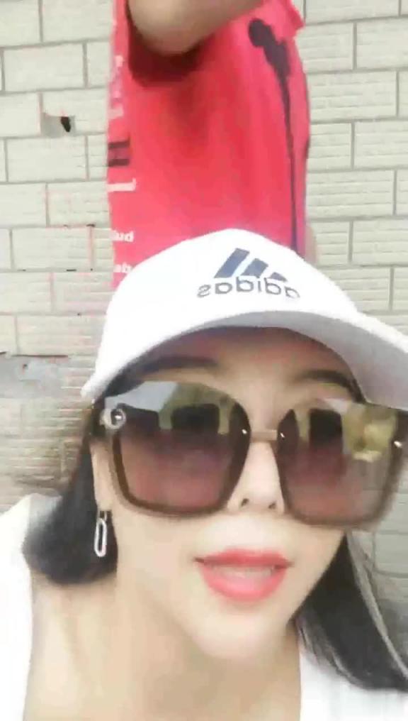 户外女神到公园诱惑陌生男人口交操逼 预览截图 6